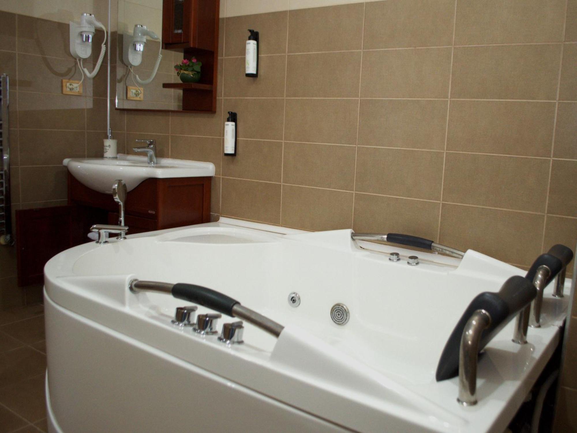 Hotel Emd Bacău Eksteriør billede